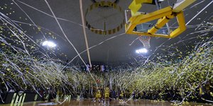 Τα χαρτάκια που... έβρεξε στο τζάμπολ του Άρης - Μπούργκος