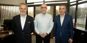 Στη μέση ο Άρης Παναγιωτίδης