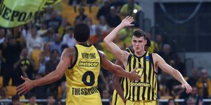 Οι παίκτες του Άρη πανηγυρίζουν τη νίκη τους απέναντι στην Μπούργκος