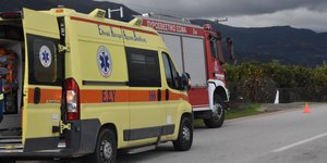 Ασθενοφόρο και όχημα της Πυροσβεστικής