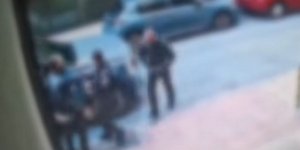 Αστυνομικός πετάει τον εξοπλισμό του για να διαπληκτιστεί με πολίτη