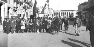 Το πρωί της Πέμπτης 12 Οκτωβρίου 1944, ύστερα από 1.264 ημέρες ναζιστικής Κατοχής, οι Γερμανοί εγκατέλειψαν την ελληνική πρωτεύουσα / ΑΡΧΕΙΟ ΕΡΤ