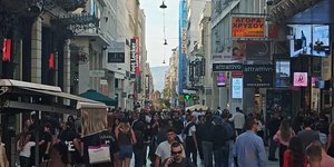 Κοσμοσυρροή στην Ερμού χάρη στην υψηλή θερμοκρασία