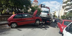 Απομάκρυνση παρατημένων αυτοκινήτων από τους δρόμους της Αθήνας 