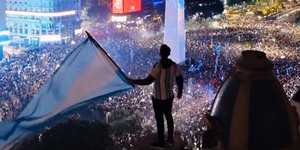 Στιγμιότυπο από χιλιάδες κόσμου στους δρόμους της Αργεντινής για τον Λιονέλ Μέσι