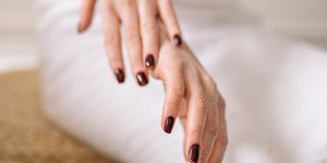 Cherry Noir: 5 κομψοί τρόποι να υιοθετήσετε το πιο chic μανικιούρ της σεζόν