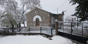 Το χιονισμένο χωριό Καστανιά 