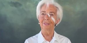 Η Κριστίν Λαγκάρντ με τσιρότα στο πρόσωπό της 
