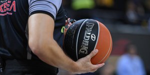 Διαιτητής κρατά τη μπάλα του μπάσκετ σε αγώνα της Basket League