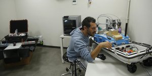 Ερευνητής στο εργαστήριο τρισδιάστατης εκτύπωσης στο νέο κτίριο του Δημόκριτου