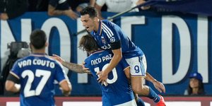 Ο Τάσος Δουβίκας πανηγυρίζει με τους συμπαίκτες του