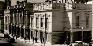 είσοδο του Βασιλικού Θεάτρου, επί της Αγίου Κωνσταντίνου