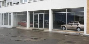 Παρατημένη έκθεση αυτοκινήτων με μοντέλα της Ford.