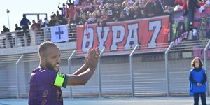 Ο Γιουσέφ Ελ Αραμπί χειροκροτεί τους φίλους του Ολυμπιακού που τον αποθεώνουν
