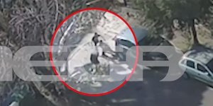 Η στιγμή που οι δύο νεαροί επιτίθενται με μαχαίρι στον 32χρονο στην Ελευσίνα