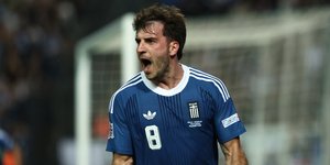 Ο Φώτης Ιωαννίδης πανηγυρίζει στην αναμέτρηση της Ελλάδας με την Ολλανδία