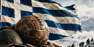 Φωτογραφική σύνθεση με τη χρύση της τεχνητής νοημοσύνης με την ελληνική σημαία, μπάλα του ποδοσφαίρου της δεκαετίας του '40 και τον πόλεμο