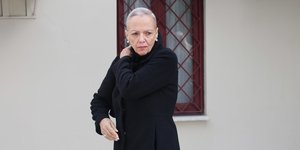 Η αδερφή του Δημήτρη Κόκοτα, Έλλη στο μνημόσυνο που τελέστηκε το Σάββατο στην Αγία Βαρβάρα 