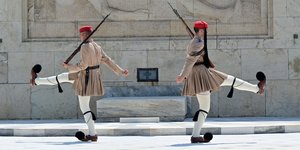 Εύζωνες της Προεδρικής Φρουράς στον Άγνωστο Στρατιώτη