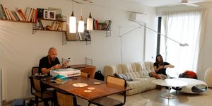 Ο Αλέξανδρος Λάιος και η Μάρω Φασουλή στο διαμέρισμα τους στην Ηλιούπολη