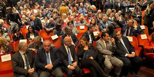 Κόσμος στην επιμνημόσυνη δέηση για τα θύματα της επίθεσης της Χαμάς στο Ισραήλ