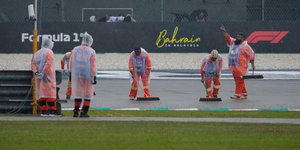 Στιγμιότυπο από το Grand Prix του Μπαχρέιν της Μαλαισίας στην Formula 1 με τον καθαρισμό της πίστας από την βροχή