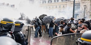 Δεκάδες χιλιάδες μαθητές στη Γαλλία διαδηλώνουν για την Παιδεία