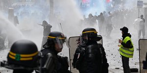 Σφοδρές συγκρούσεις στη Γαλλία εν μέσω μαζικών διαδηλώσεων
