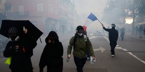 Πάνω από 1.000 συλλήψεις στις διαδηλώσεις στη Γαλλία -Επεισόδια με δακρυγόνα στο Παρίσι