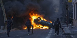 Φλεγόμενο αυτοκίνητο σε επεισοδια στη Γαλλία