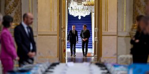 O Σεμπαστιάν Λεκορνί με τον Εμανουέλ Μακρόν, στο βάθος