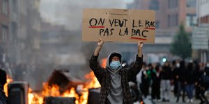 Νεαρός στη Γαλλία συμμετέχει στις μαθητικές εξεγέρσεις
