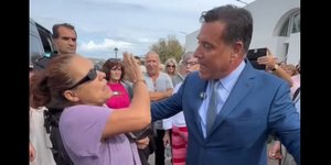 Έντονος διάλογος του Άδωνι Γεωργιάδη με γυναίκα έξω από το Κέντρο Υγείας Πάρου