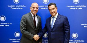 O Άδωνις Γεωργιάδης με τον πρέσβη της Αιγύπτου Μουράντ Μουράντ