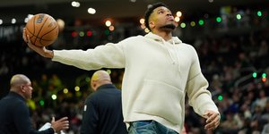 Ο Γιάννης Αντετοκούνμπο με την μπάλα του NBA