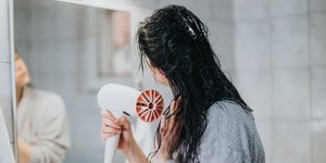 Πώς θα αποφύγετε το φριζάρισμα των μαλλιών