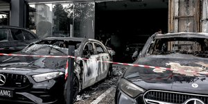 Γλυφάδα: Εμπρηστική επίθεση με γκαζάκια σε αντιπροσωπεία αυτοκινήτων