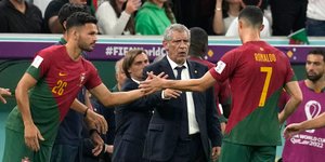 Ο Φερνάντο Σάντος αντικαθιστά τον Κριστιάνο Ρονάλντο με τον Γκονσάλο Ράμος κατά τη διάρκεια του αγώνα μεταξύ Πορτογαλίας και Ουρουγουάης, στο στάδιο Λουσαΐλ, στο Κατάρ, το 2022