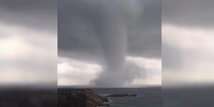 Απίστευτες εικόνες στη Ρόδο: Υδροστρόβιλος-γίγαντας εμφανίστηκε στα Στεγνά