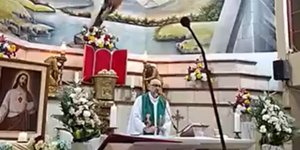 Σταυρός έπεσε και καταπλάκωσε ιερέα σε ζωντανή μετάδοση στο Εκουαδόρ