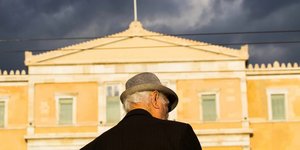 Αn elderly man outside the Parliament