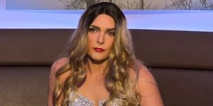 Ο Ιωάννης Αθανασόπουλος μεταμφιεσμένος γυναίκας για τις ανάγκες του ρόλου του 