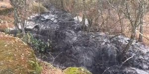 Ποτάμι στην Ισπανία κατεβάζει μαύρο νερό από τις στάχτες των πρόσφατων πυρκαγιών