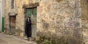Η 28χρονη Άνε μπροστά στην είσοδο του οικογενειακού στάβλου που θέλει να μετατρέψει σε σπίτι 