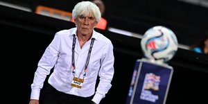 Ο Ιβάν Γιοβάνοβιτς με τη μπάλα του Nations League στην αναμέτρηση της Εθνικής Ελλάδος με την Ολλανδία στην Τούμπα