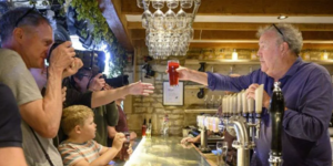 Εκατοντάδες ευτυχισμένοι θαμώνες σχηματίζουν ουρές στο μπαρ του Κλάρκσον / iNSTAGRAM