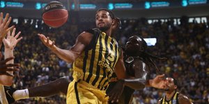 O Τζερεμάια Κρίστιαν Ρόμπινσον-Ερλ στον αγώνα του Άρη με την ΑΕΚ