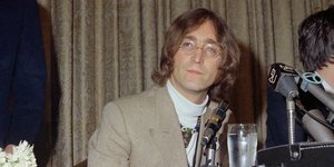 Ο Τζον Λένον το 1968 κατά τη διάρκεια συνέντευξης Τύπου στο Hotel Americana στη Νέα Υόρκη
