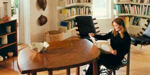 Τζούλιαν Μουρ: Ποιο αντικείμενο από τα ΙΚΕΑ επέλεξε για την κουζίνα του νέου της σπιτιού στη Νέα Υόρκη