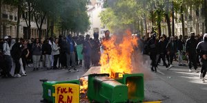 Μαθητές καίνε κάδους απορριμμάτων καθώς διαδηλώνουν κατά της υποχρηματοδότησης των σχολείων, στο Παρίσι, Παρασκευή 2 Οκτωβρίου 2026